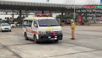 Cảnh sát giao thông xử lý xe cứu thương hoạt động sai quy định