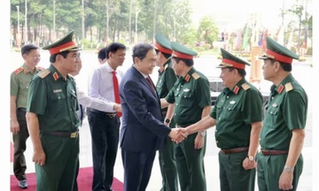 Chủ tịch Quốc hội thăm, chúc Tết lực lượng vũ trang Quân khu 9