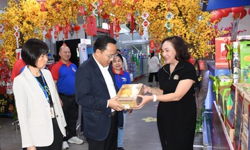 Thứ trưởng Nguyễn Hoàng Long kiểm tra hàng Tết tại TP. Hồ Chí Minh