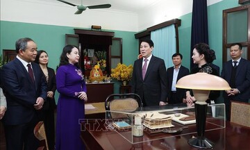 Chủ tịch nước Lương Cường dâng hương tưởng niệm Chủ tịch Hồ Chí Minh tại Di tích Nhà 67