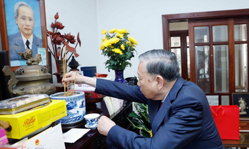 Tổng Bí thư dâng hương tưởng niệm nhân 120 năm Ngày sinh Thủ tướng Phạm Văn Đồng