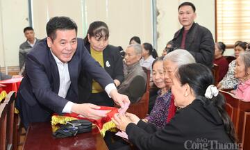 Phó Bí thư Đảng ủy Quốc hội Nguyễn Hồng Diên trao quà cho người dân khó khăn tại Hưng Yên