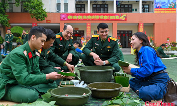 Lữ đoàn 144 tổ chức 'Gói bánh chưng xanh - Thắm tình đoàn kết' 