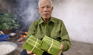 Bếp lửa gói bánh chưng đậm hương vị Tết nơi đất lúa