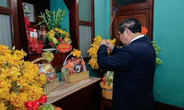 Thủ tướng Phạm Minh Chính dâng hương tưởng nhớ Chủ tịch Hồ Chí Minh