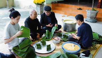Giữ nếp xuân xứ Thanh trong màu bánh chưng gói lá chuối quê nhà