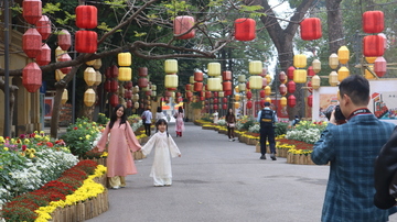 Hà Nội rực rỡ sắc hoa, rộn ràng bước chân du xuân ngày cận Tết