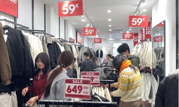 Ưu đãi sâu, các cửa hàng thời trang đông nghịt khách dịp cận Tết