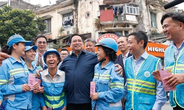 Thủ tướng Phạm Minh Chính cảm ơn, tặng quà công nhân vệ sinh môi trường tại Thủ đô