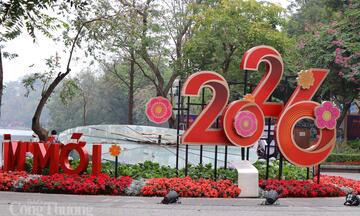 Phố phường Hà Nội trang hoàng rực rỡ đón tết Bính Ngọ 2026