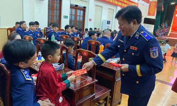 Rộn ràng đêm giao thừa hái hoa dân chủ tại Vùng Cảnh sát biển 2