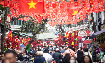 Hơn 30 nghìn lượt người mua sắm tại chợ hoa lâu đời nhất Hà Nội