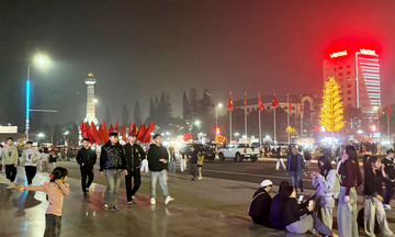 Hưng Yên: Người dân hân hoan chào đón màn pháo hoa lúc giao thừa