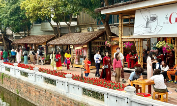 Người người xuống phố, Hà Nội nhộn nhịp mừng xuân mới