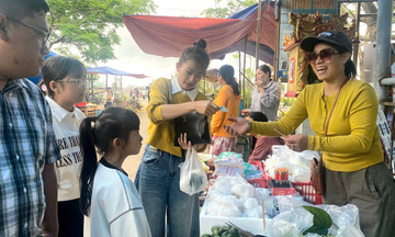 Thành phố Huế: Đặc sắc chợ Tết làng Mỹ Lợi hàng trăm năm tuổi