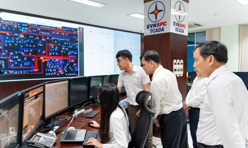 Lãnh đạo EVNSPC thăm hỏi lực lượng 'giữ dòng điện sáng' đêm giao thừa