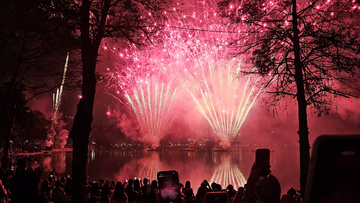 Người dân Thủ đô háo hức với màn bắn pháo hoa đón chào năm mới 2026