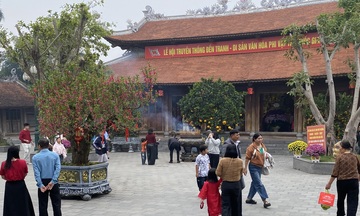 Đền Tranh tấp nập người dân dâng hương đầu năm mới