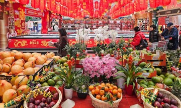 Kiều bào Việt rộn ràng sắm Tết trên đất Pháp