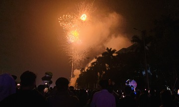 Màn pháo hoa mãn nhãn rực sáng bầu trời phố Hiến, Hưng Yên