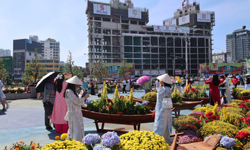 TP. Hồ Chí Minh: Sắc áo dài ngập tràn Chợ Bến Thành ngày đầu năm mới