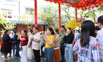 TP. Hồ Chí Minh: Dòng người nối dài tại chùa Ngọc Hoàng ngày đầu năm mới