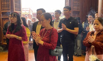 Hàng nghìn người dân về Khu di tích Kim Liên trong ngày đầu năm