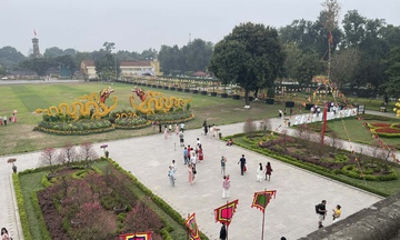 Chùm ảnh: Người dân nô nức du xuân Đường hoa Hoàng thành Thăng Long