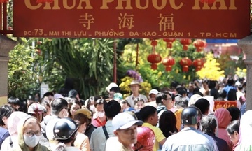 Người dân miền Tây nô nức đi lễ chùa đầu xuân  