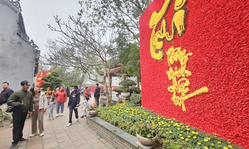 Hà Nội mùng 2 Tết: Phố phường rộn ràng, dòng người du xuân tấp nập