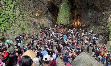 Hà Nội: Gần 25 nghìn người hành hương về Chùa Hương đầu năm mới