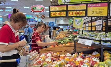 Mùng 2 tết Bính Ngọ: Thị trường hàng hóa cả nước sôi động trở lại