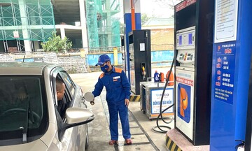 Nghệ An: Điện lực, xăng dầu tận tâm phục vụ khách hàng ngày Tết