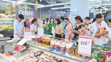 Thị trường hàng hóa mùng 3 tết Bính Ngọ: Nguồn cung dồi dào, giá ổn định