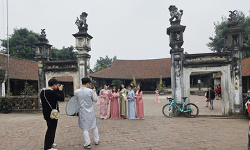 Làng cổ Đường Lâm thu hút giới trẻ đến trải nghiệm dịp đầu xuân