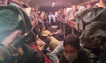 Không thể làm ngơ trước tình trạng xe nhồi nhét, bất chấp an toàn của hành khách