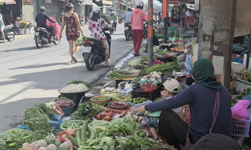 TP. Hồ Chí Minh: Chợ truyền thống mở sớm, nguồn hàng ổn định sau Tết