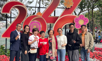 Hồ Gươm nhộn nhịp người dân và du khách trong những ngày đầu năm mới