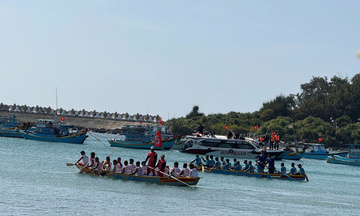Lâm Đồng: Rộn ràng hội đua thuyền đầu xuân trên đảo Phú Quý