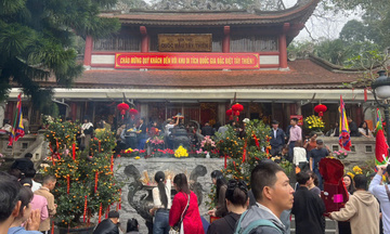 Du khách ùn ùn đổ về Tây Thiên sáng mùng 5 Tết 