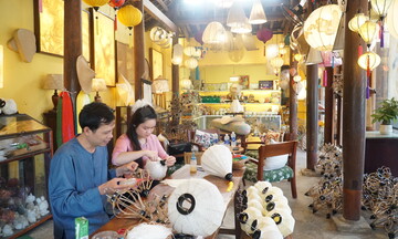 Đưa văn hóa Việt lên đèn lồng giấy dừa