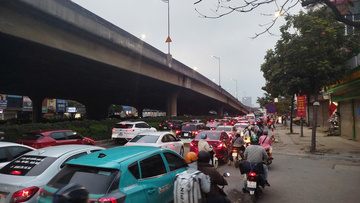 Giao thông ùn ứ tại cửa ngõ phía Nam Hà Nội mùng 5 Tết