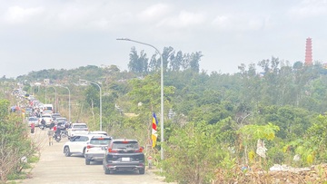 Hải Phòng: Tắc đường lên tháp Tường Long, nhiều du khách phải quay về