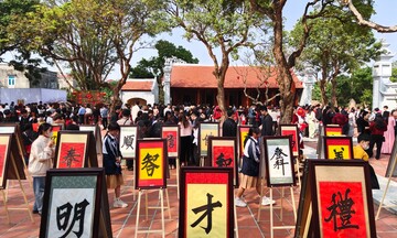 Rộn ràng xin chữ đầu xuân tại Văn miếu Xích Đằng