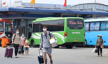 TP. Hồ Chí Minh: Dòng người trở lại sau Tết, bến xe đông từ sáng sớm