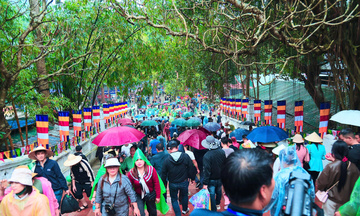 Lễ hội mùa xuân vào cao điểm: Khách hành hương chiêm bái đông kỷ lục