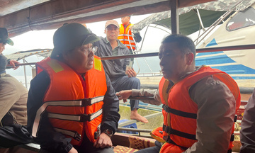 Chủ tịch tỉnh Lào Cai trực tiếp chỉ đạo cứu hộ vụ chìm tàu trên hồ Thác Bà