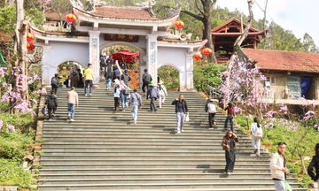 Khai hội chùa Hương Tích ở Hà Tĩnh