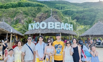 Gia Lai: Nhiều điểm du lịch đông nghịt, du khách xếp hàng tham quan