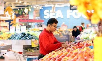 Thị trường hàng hóa mùng 6 Tết Bính Ngọ: Không khí mua sắm nhộn nhịp